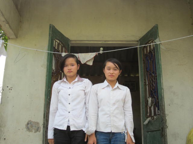 Hai chị em Vũ Thanh Thủy và Vũ Thị Huyền (từ phải sang)